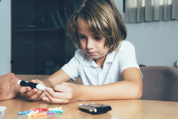 Quels outils de marketing programmé sont conseillés pour un lancement de produit tech sur Kickstarter ?