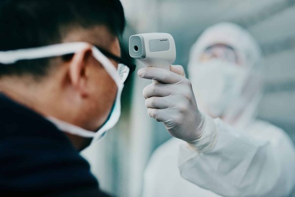 Quelle est la meilleure technique pour détecter et corriger automatiquement les liens brisés sur un grand site d'emploi en ligne?